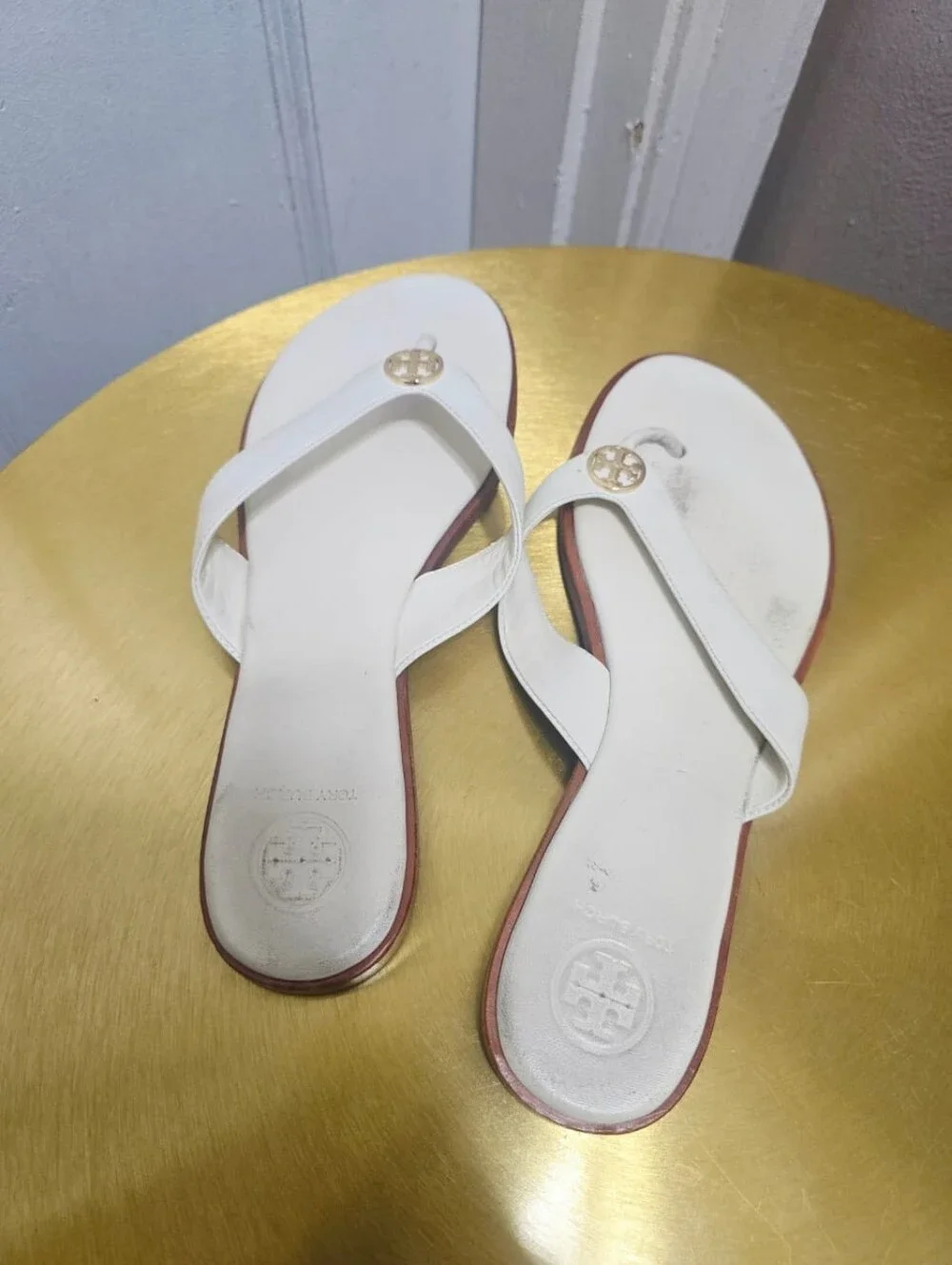 Tory Burch Benton Sandals White Leather Signature Gold-tone Medallion Sz 9M